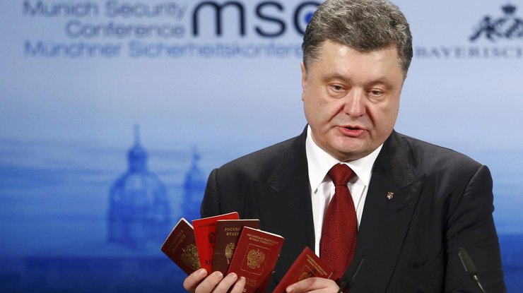 Вчера Порошенко показал паспорта военных России, воюющих в Украине