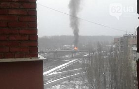 В Донецке на мосту загорелся автомобиль 2