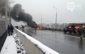 В Донецке на мосту загорелся автомобиль 4