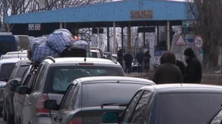 Люди бегут из охваченного боями Донецка