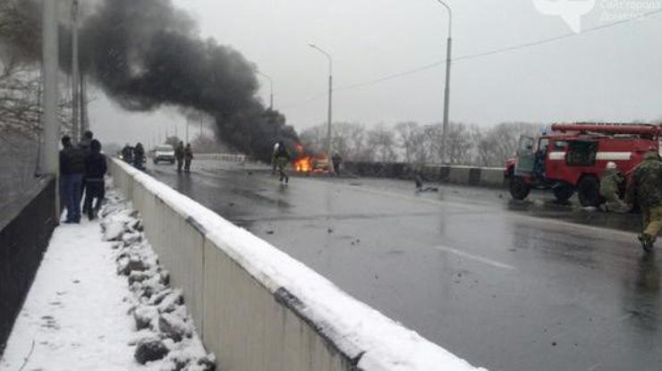 На мосту загорелся автомобиль