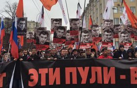 Несколько тысяч человек собрались в центре Москвы почтить память Немцова
