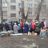 В Луганске люди стоят в очередях за тарелкой каши (фото)