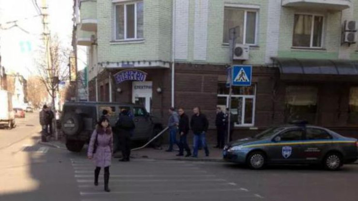 Хамер устроил аварию и протаранил магазин. Фото: Влада Антонова