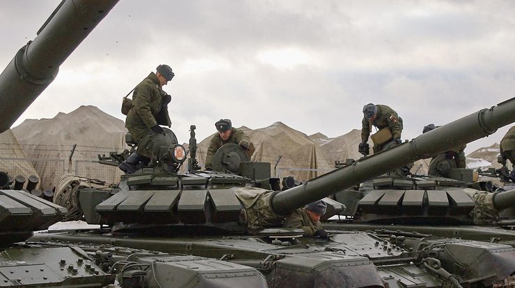 Российские танкисты тренируются воевать в городе