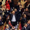 Порошенко разрешил повышать зарплаты депутатам, министрам и судьям