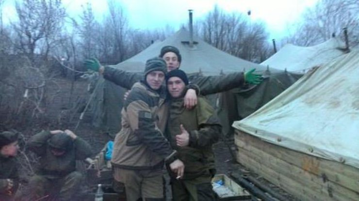 Российские солдаты стоят у самой границы