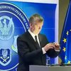 Министр обороны Польши докладывал в лампочку вместо микрофона (видео)