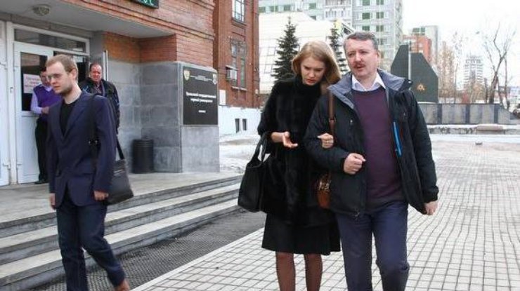 Гиркин спокойно прогуливается с женой по городу. Фото Александра Билинского