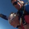 100-річная бабуся відсвяткувала ювілей стрибком із парашутом (відео)