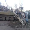 Волнения в Константиновке: жители атакуют общежитие военных (фото, видео)