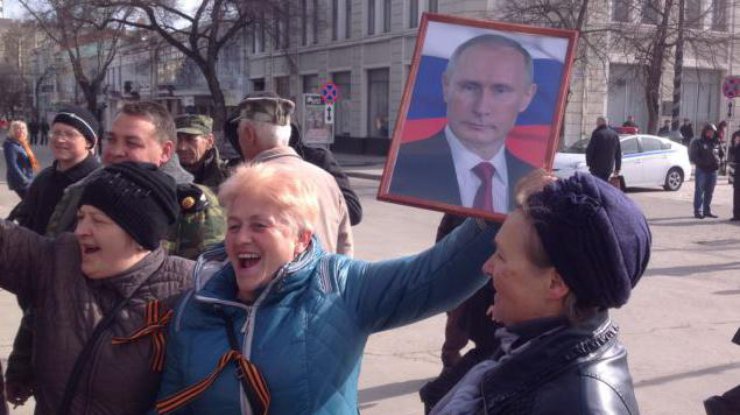 У дома правительства развернули флаг России. Фото ru.krymr.com/