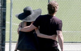 Целующихся Джоли и Питта поймали папарацци. Фото Daily Mail
