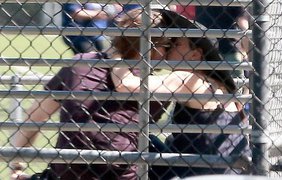 Целующихся Джоли и Питта поймали папарацци. Фото Daily Mail