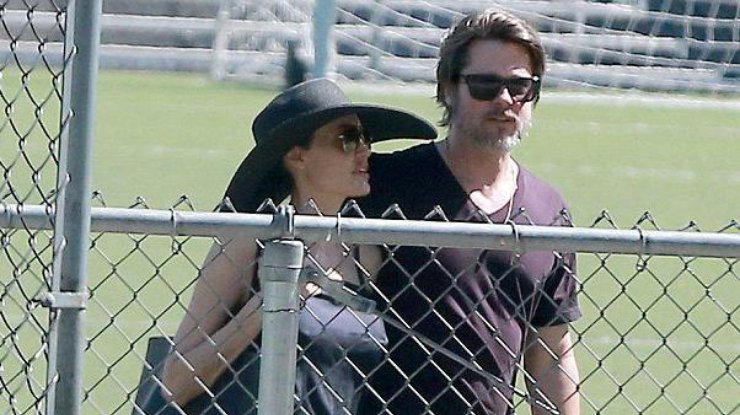 Анджелина и Питт посетили футбольный матч дочерей. Фото Daily Mail