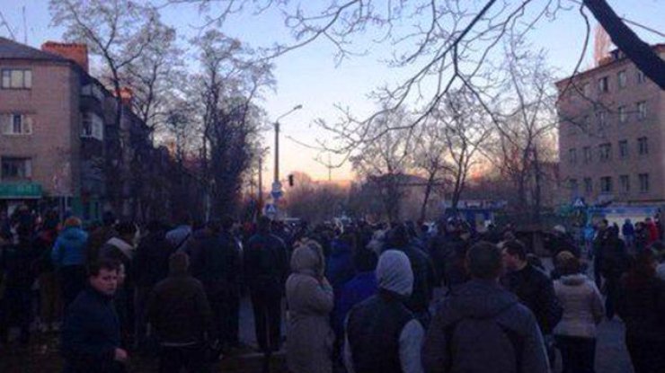 В Константиновке люди вышли на митинг против военных. Фото kp.ru