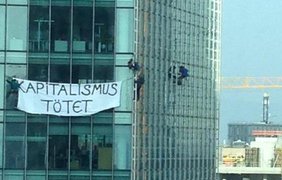 Протесты во Франкфурте. Плакат "Капитализм убивает". Фото - twitter