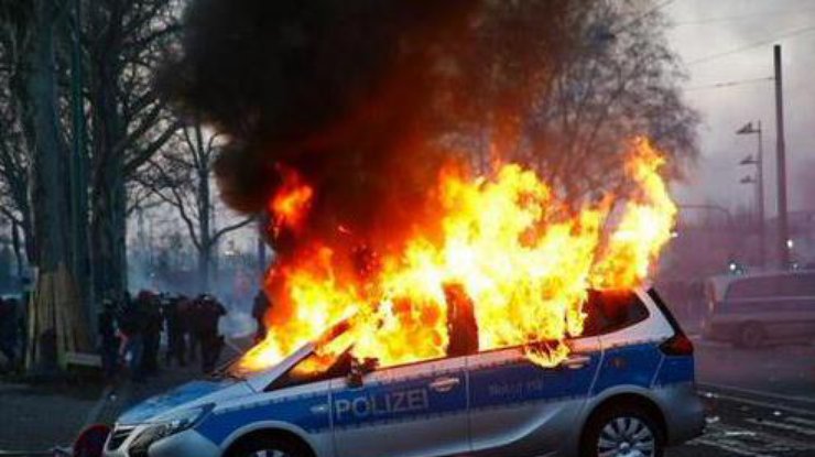 Демонтранты подожгли полицейскую машину. Фото twitter/fkapishev