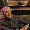 Бабушка спела французский шансон журналистам в Москве (видео)