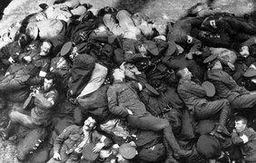 1914. Британские солдаты спят после высадки во Франции.
