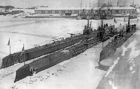 1916. Русские подводные лодки «Барс» и «Волк».