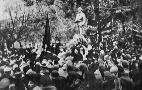 1918. Бетонный памятник Робеспьеру - один из первых памятников Советской республики. Ему суждено было простоять всего три дня.