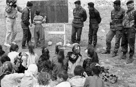 1922. Курдские дети под бдительным присмотром офицеров пишут на доске "Как счастлив тот, кто называет себя турком".