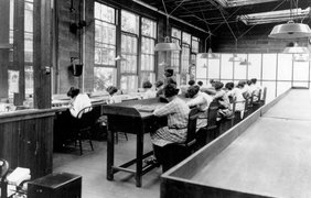 1922. Работницы одного из цехов рисуют на циферблатах светящиеся цифры радиоактивными красками. Вскоре многие из них умрут от рака.