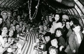 1940. Жители Лондона встречают Рождество в метро.