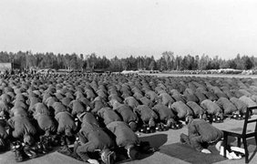 1943. Солдаты 13-й горной дивизии СС «Ханджар», большинство из которых мусульмане, совершают намаз.