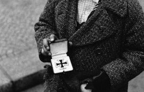 1945. Германия. Маленький предприниматель пытается продать железный крест своего отца.