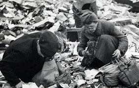 1945. Жители Берлина в поисках еды на развалинах.