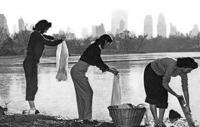 1949. Нью-Йорк. Женщины стирают белье в озере Центрального парка во время перебоев с водой.