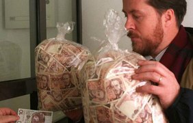 1995. Деноминация в Польше. Жители страны меняют валюту: один новый злотый вместо 10 000 старых.