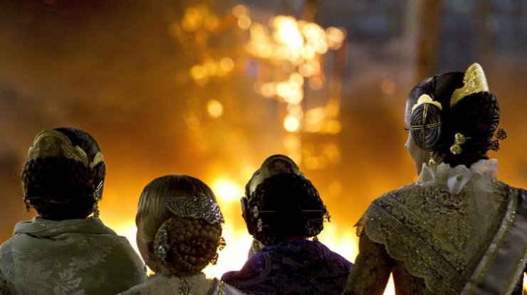 Горячие Испанцы встречают весну огнем и битвами тореадоров. Фото epa.eu