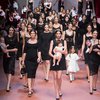 Модели вышли с младенцами на показе Dolce & Gabbana (фото)