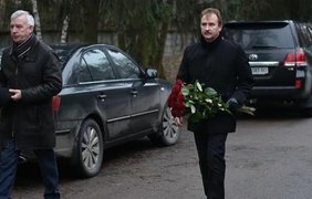 Коллеги и друзья принесли Чечетову цветы. Фото Оскар Янсонс kp.ua