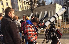 Сотрудники Mail.Ru Group наблюдают солнечное затмение 2015. Фото facebook.com/media/set