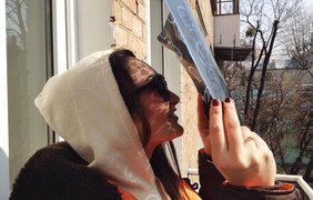 Телеведущая Юлия Шпачинская смотрит на солце. Фото Шпачинской