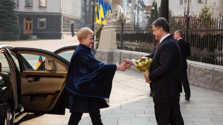 Порошенко встретил коллегу из Литвы цветами. Фото Твиттер/Петр Порошенко