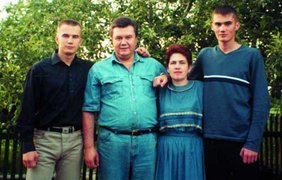 Виктор Янукович подписывался фамилией матери. Фото bm.img.com.ua