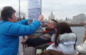 Фонарь возле места убийства обклеили георгиевской лентой. Фото twitter.com/Andreylive15