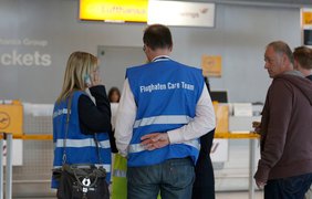 Встревоженные родственники и друзья пассажиров стекаются в аэропорт Дюссельдорфа. фото - Reuters