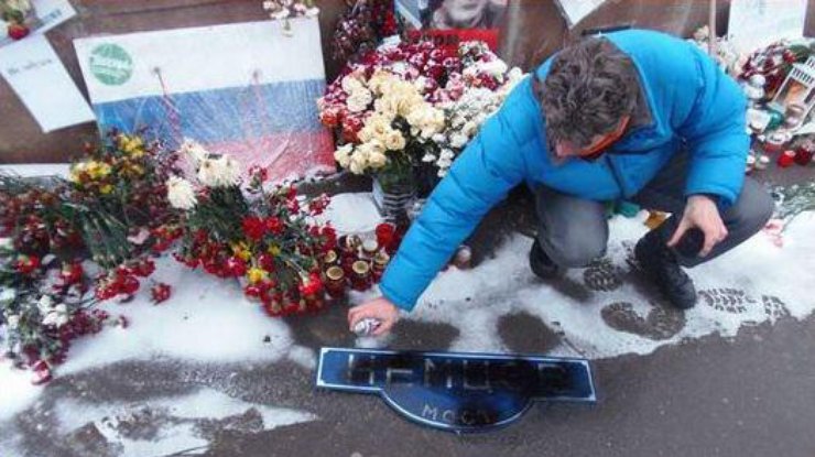 На вандалах были шарфы "георгиевских" цветов. Фото twitter.com/Andreylive15