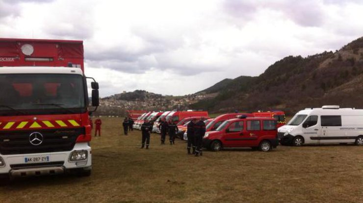 В район крушения А320 на юге Франции прибыли спасатели. фото - twitter