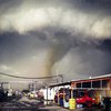 В Оклахоме мощный торнадо разрушил дома, есть жертвы (фото, видео)