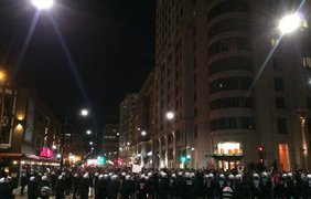 В Монреале протестующие полицейские окружили студентов. фото - twitter