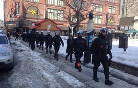 В Монреале протестующие полицейские окружили студентов. фото - twitter