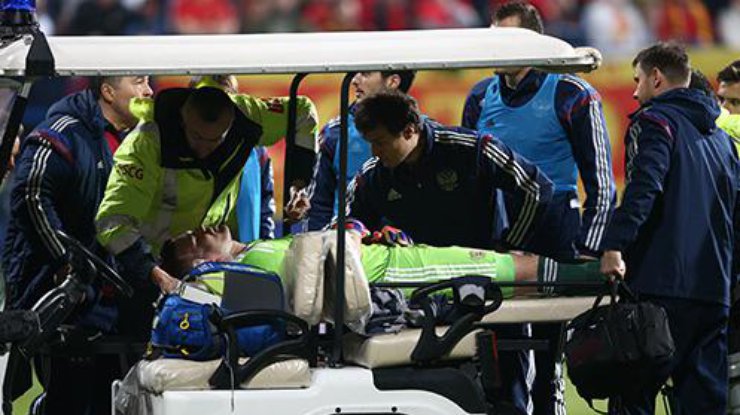 Футболиста увезли в больницу
