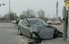 Очевидцы аварии помогли выбраться водителю ЗИЛа. Фото Виталия Мирошниченко